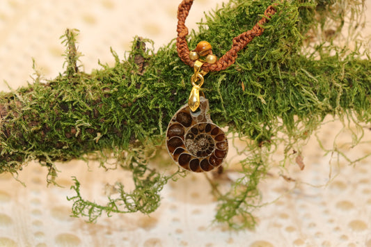 Makramee Kette mit Ammonit
