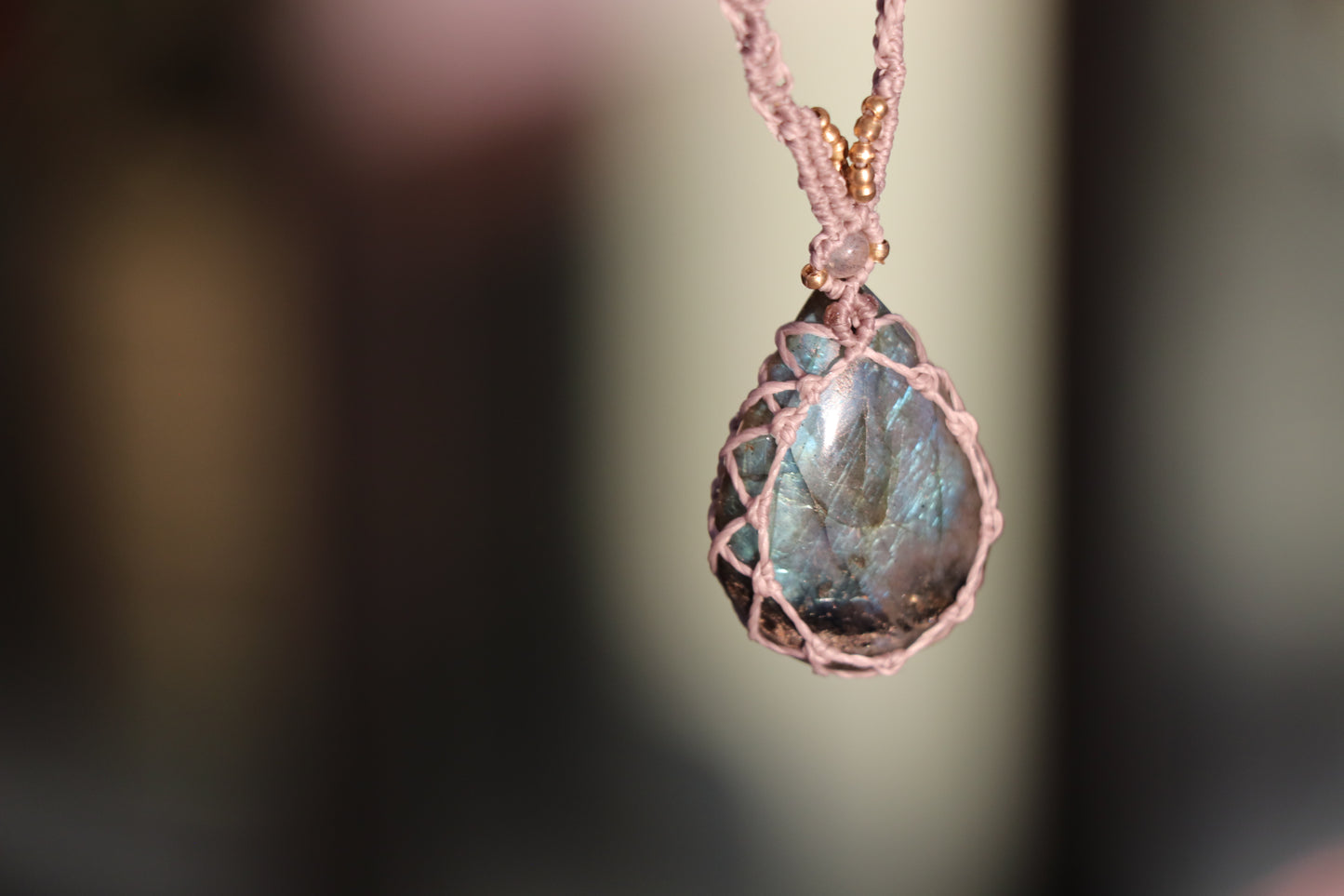 Makramee Kette mit schimmerndem Labradorit