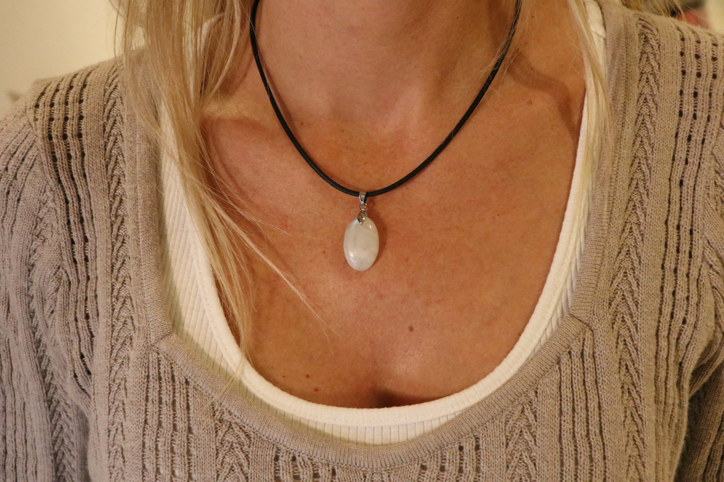 Feines Lederband mit weißem Labradorit