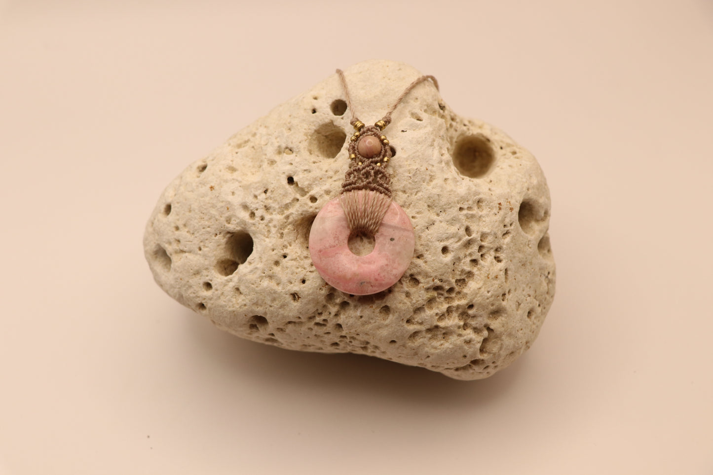 Makramee Kette mit runden "Donut" Steinen